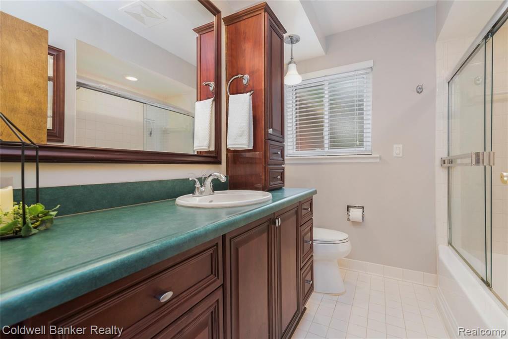 22953 Tuck Road Farmington Hills, MI 48336 - Photo 16 of 24