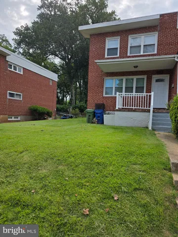 a view of house with a yard