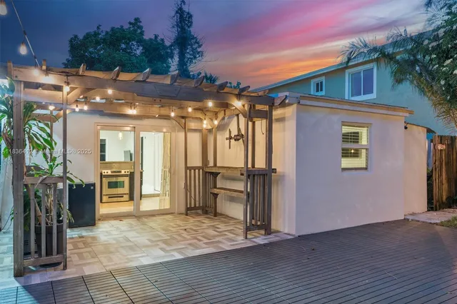 a view of a house with a backyard