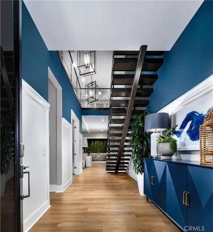 a view of entryway and livingroom with furniture