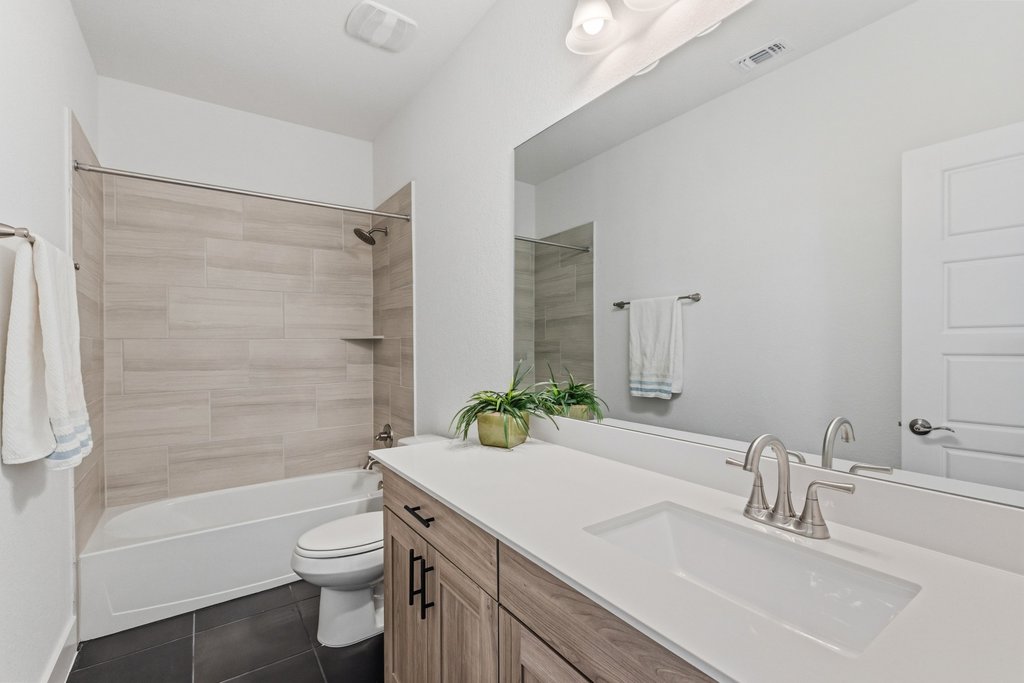 305 Avena Trail Austin, TX 78738 - Photo 32 of 40 Upstairs second full bathroom with tub/shower combo.
