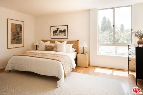 $995,000 | 4434 Moorpark Way, Unit 104, Toluca Lake, CA 91602