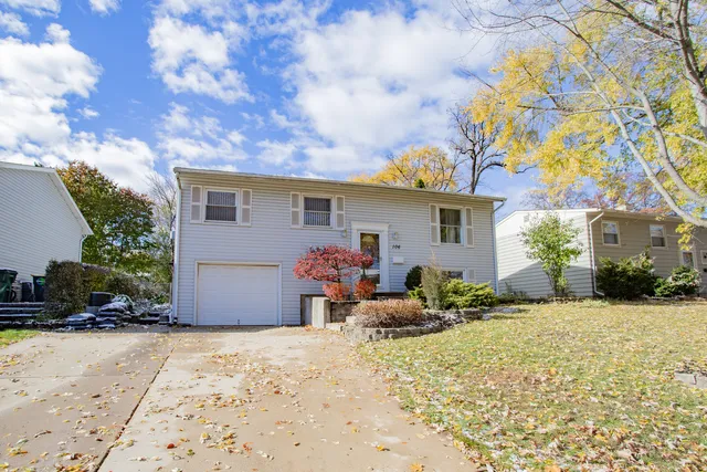 $319,900 | 106 Woodcrest Circle, Streamwood, IL 60107