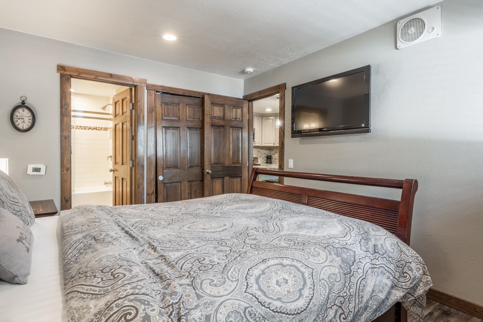 2499 Sierra Nevada Road, Unit S1 Mammoth Lakes, CA 93546 - Photo 20 of 38 Bedroom with ensuite bath and baseboards