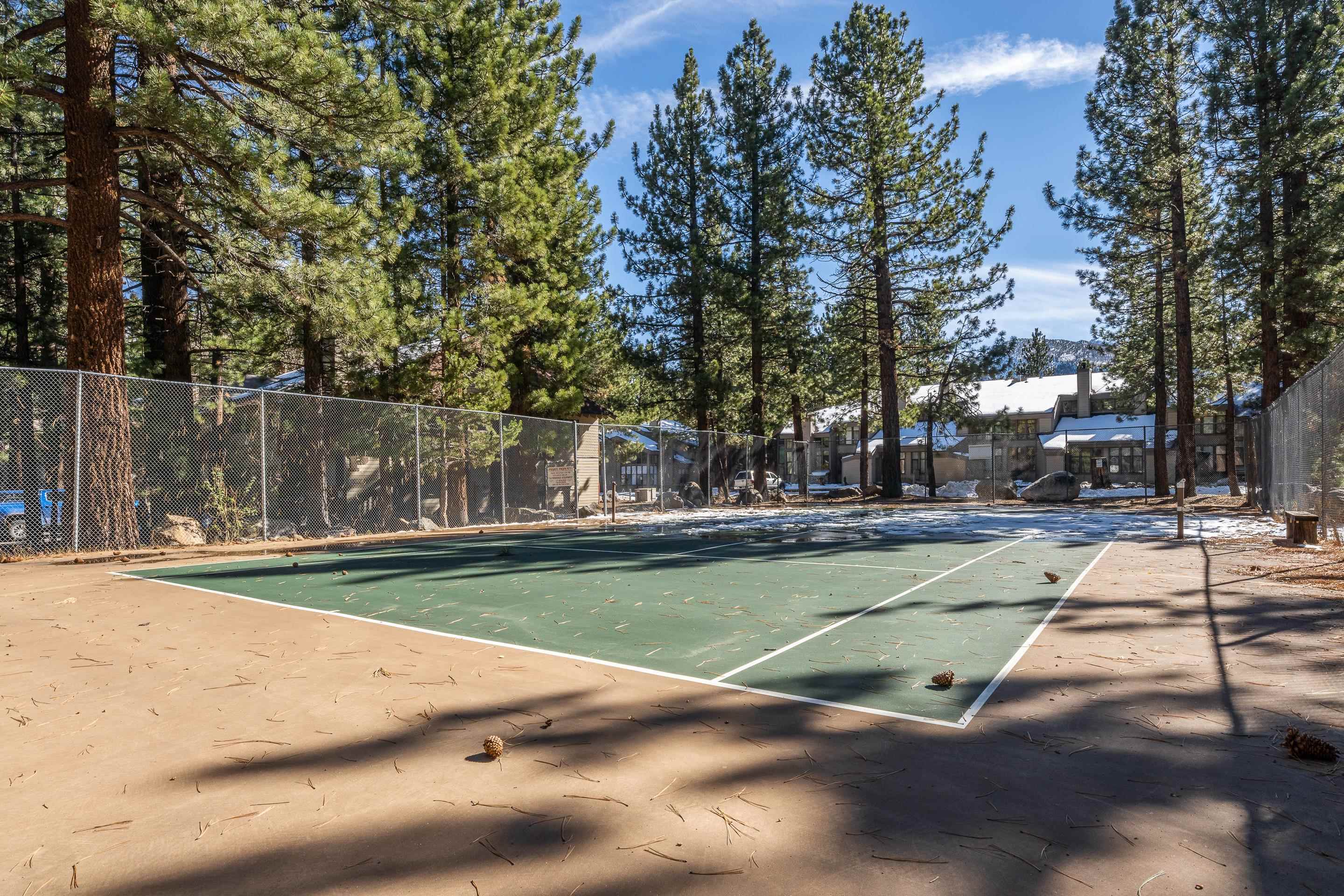 2499 Sierra Nevada Road, Unit S1 Mammoth Lakes, CA 93546 - Photo 31 of 38 View of tennis court