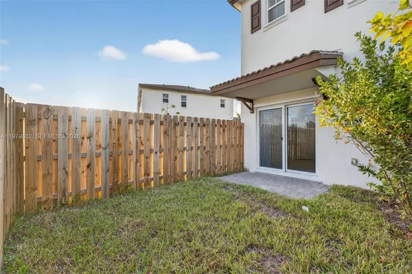 a view of a backyard