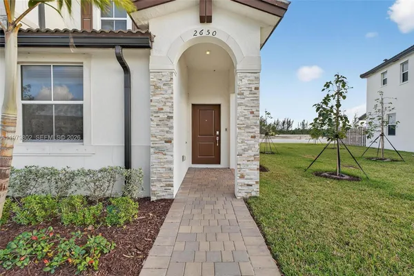 a view of a house with a backyard