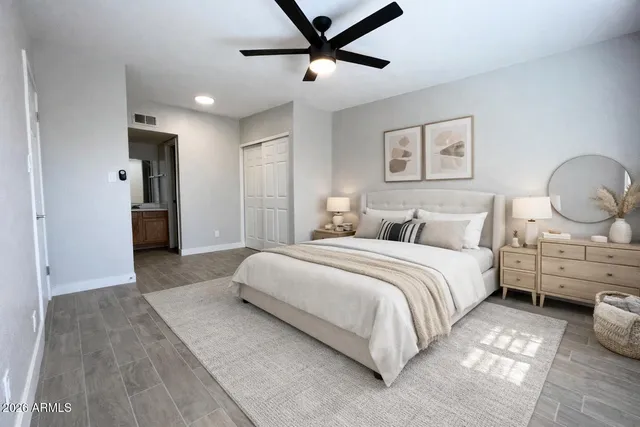 a view of a livingroom with a ceiling fan & hardwood floor