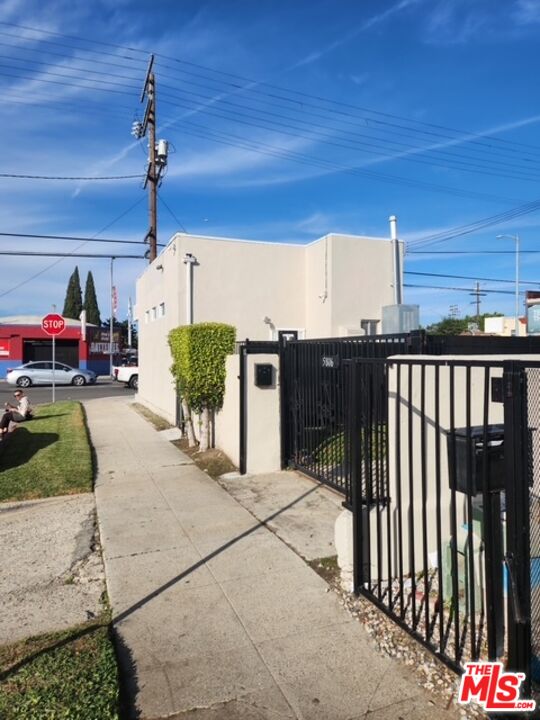 5806 3rd Avenue Los Angeles, CA 90043 - Photo 5 of 5 a view of a porch