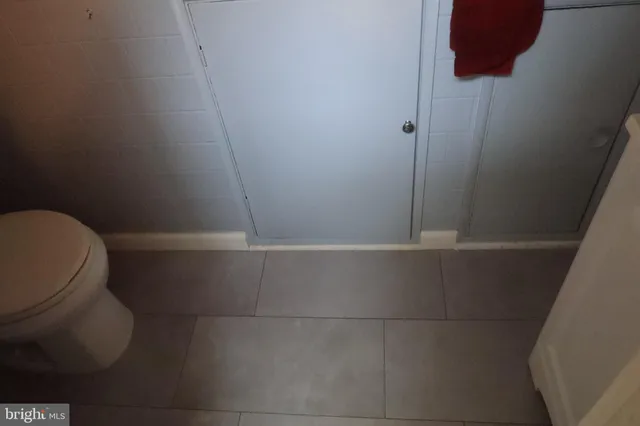 an empty room with a empty space and windows