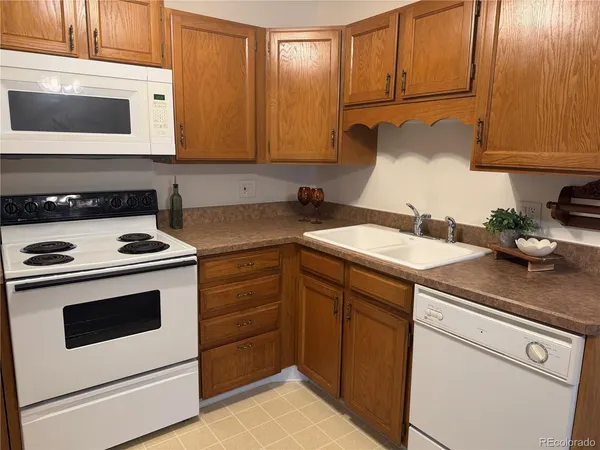 $1,895 | 3184 South Heather Gardens Way, Unit 205, Aurora, CO 80014
