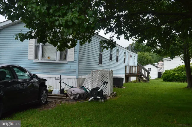 a view of a house with backyard