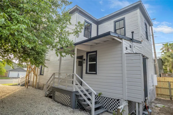 $2,750 | 614 11th Street, Galveston, TX 77550