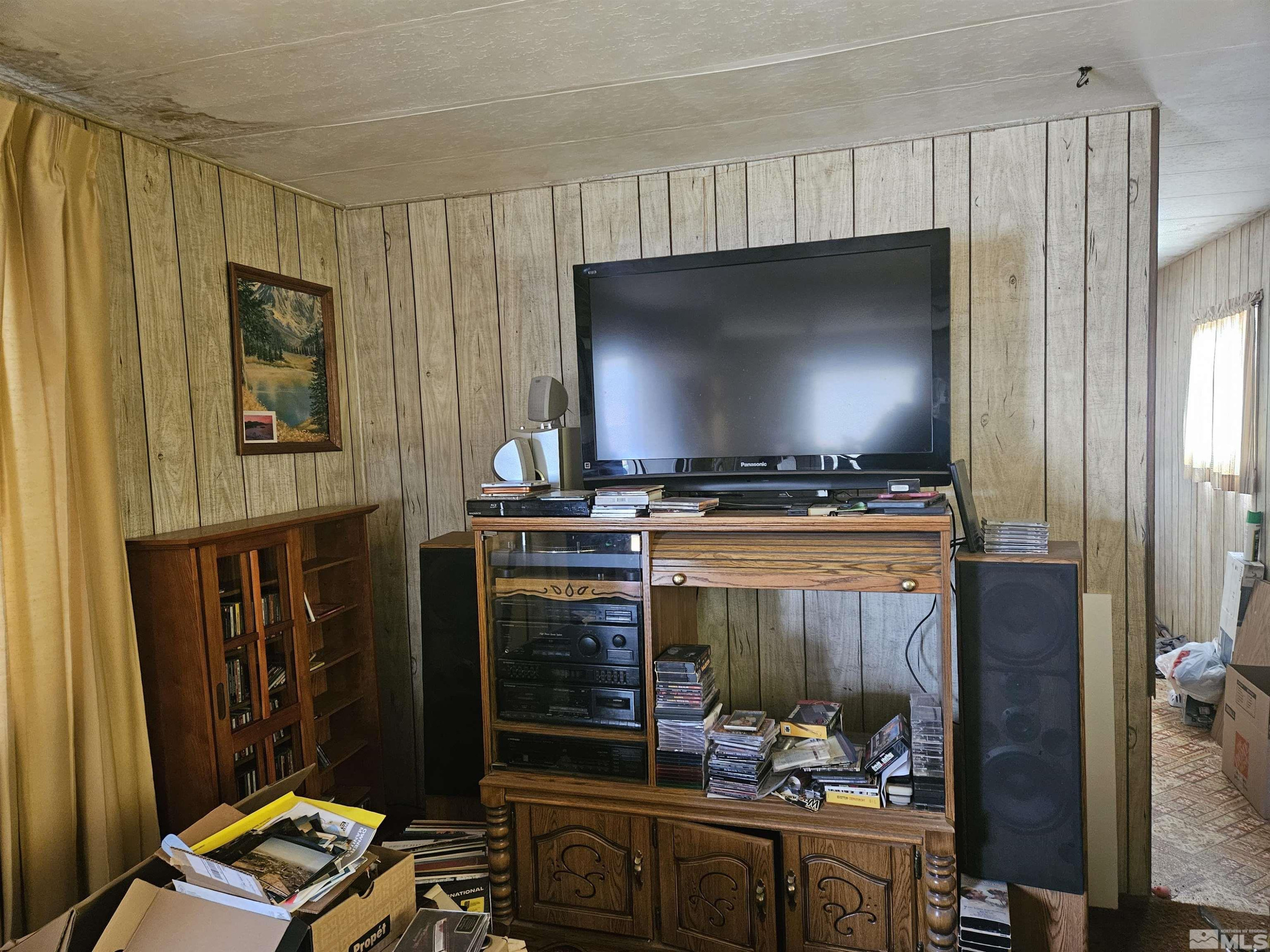 3765 Hummingbird Drive Reno, NV 89508 - Photo 4 of 13 a room with furniture and flat screen tv