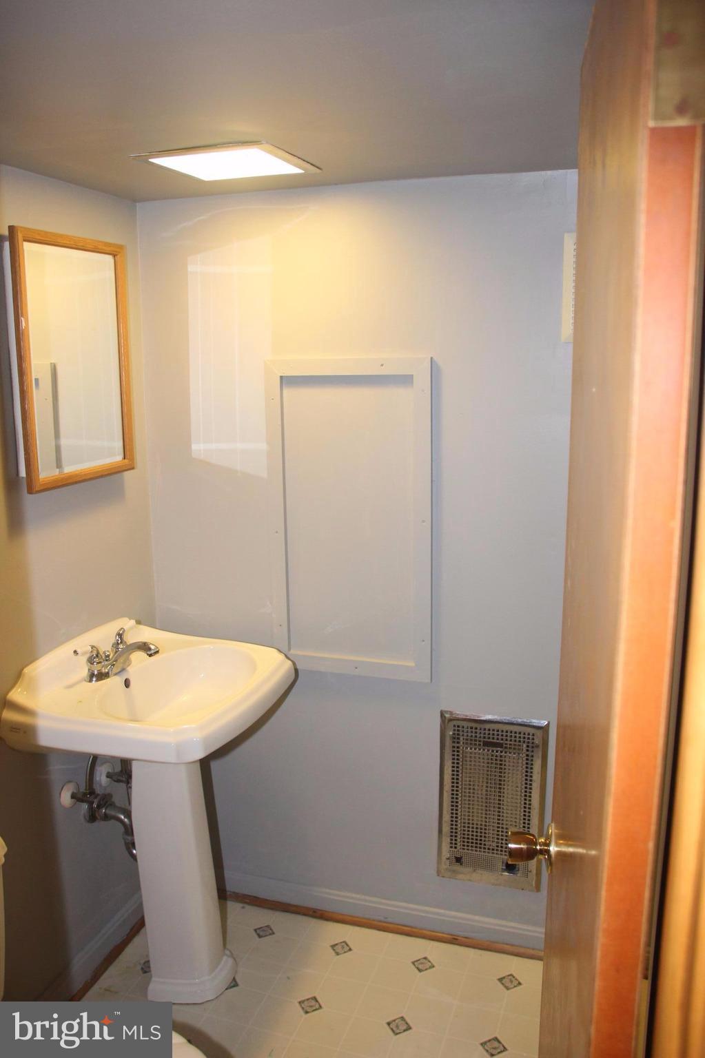 11005 Burnley Terrace Silver Spring, MD 20902 - Photo 12 of 23 Bath