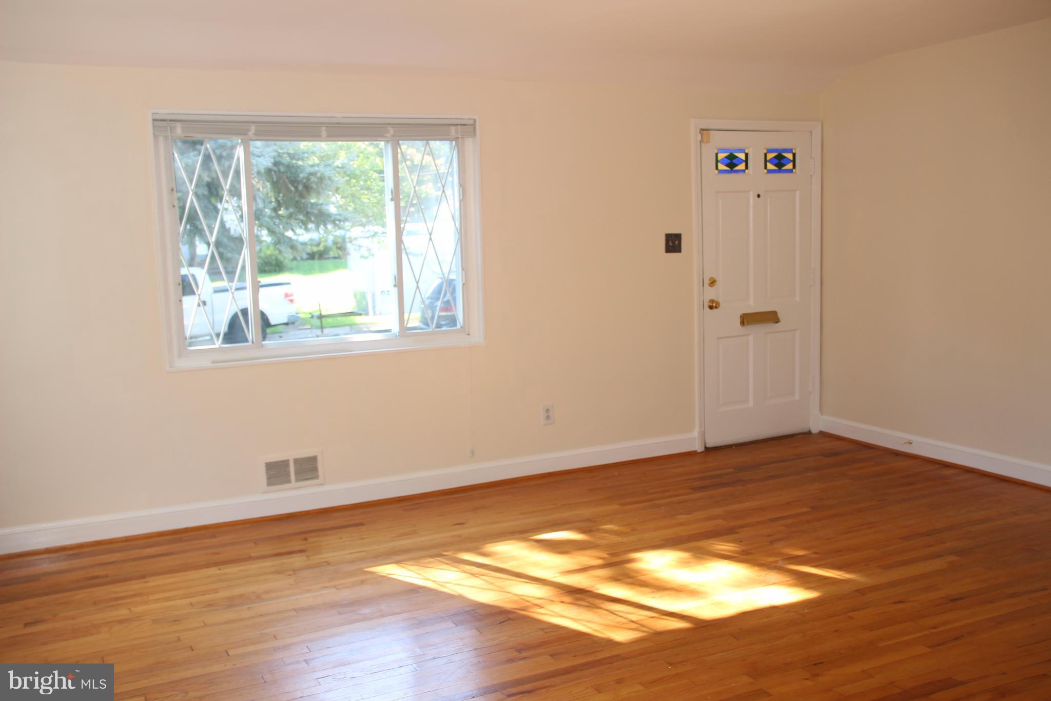 11005 Burnley Terrace Silver Spring, MD 20902 - Photo 3 of 23 Living Room