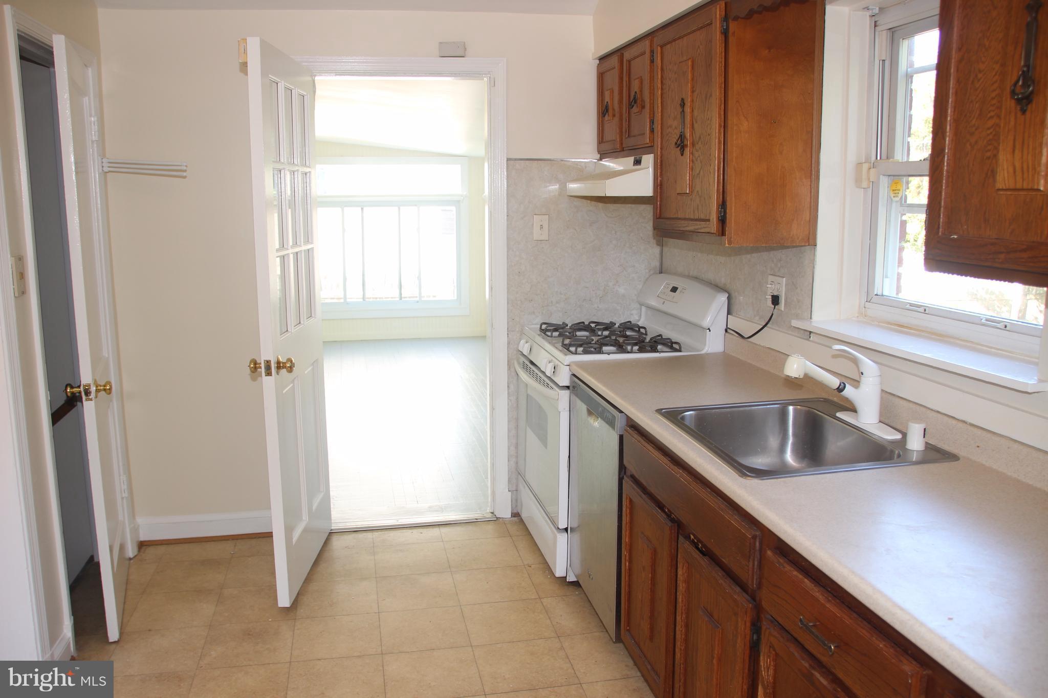 11005 Burnley Terrace Silver Spring, MD 20902 - Photo 6 of 23 Kitchen