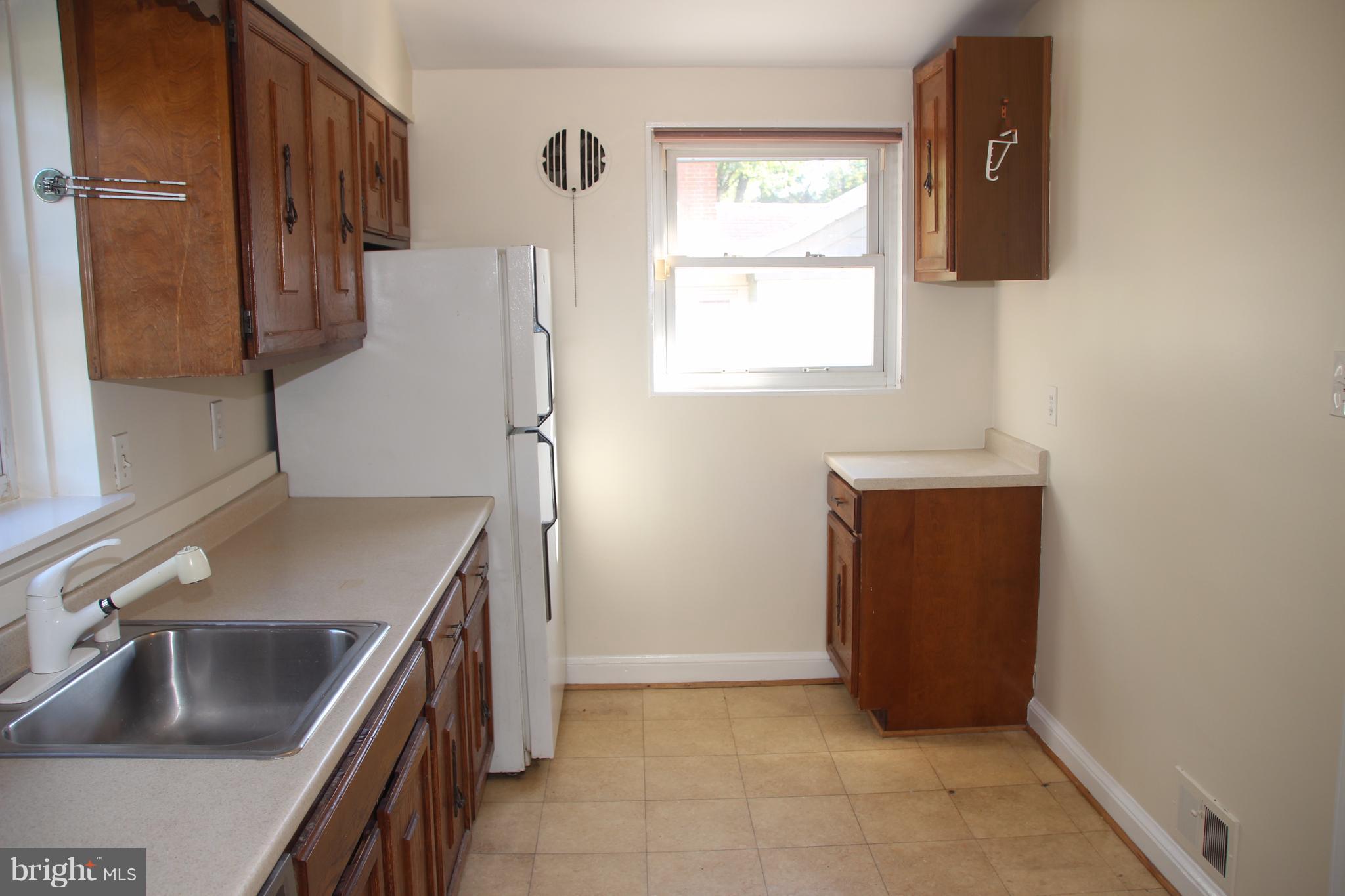 11005 Burnley Terrace Silver Spring, MD 20902 - Photo 7 of 23 Kitchen