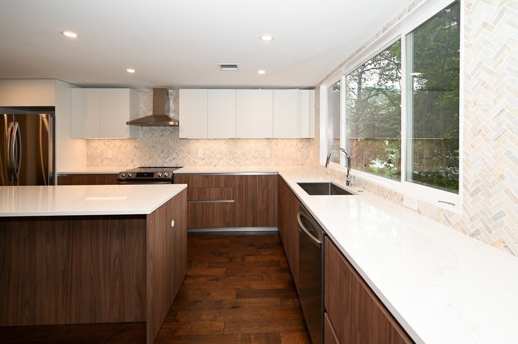61 Gregory Road Framingham, MA 01701 - Photo 5 of 35