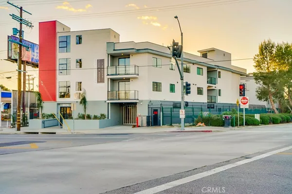 $2,300 | 6015 Woodman Avenue, Unit 206, Van Nuys, CA 91401