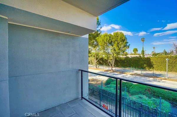 $2,300 | 6015 Woodman Avenue, Unit 206, Van Nuys, CA 91401