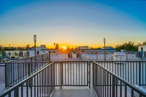 $2,300 | 6015 Woodman Avenue, Unit 206, Van Nuys, CA 91401