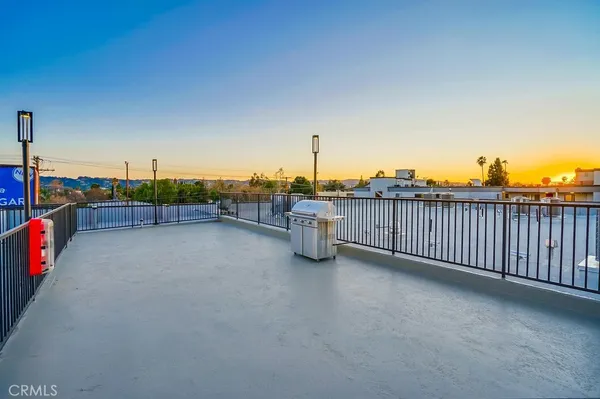 $2,300 | 6015 Woodman Avenue, Unit 206, Van Nuys, CA 91401