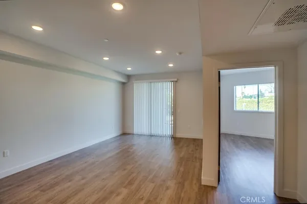 $2,300 | 6015 Woodman Avenue, Unit 206, Van Nuys, CA 91401