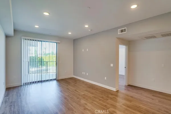 $2,300 | 6015 Woodman Avenue, Unit 206, Van Nuys, CA 91401