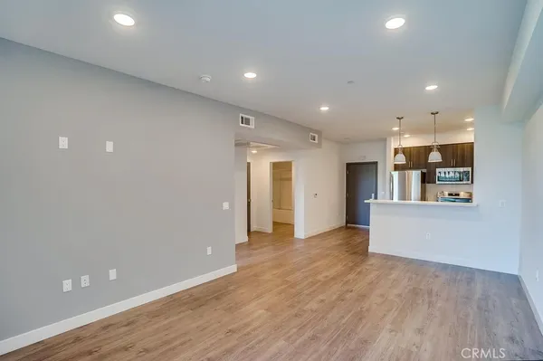 $2,300 | 6015 Woodman Avenue, Unit 206, Van Nuys, CA 91401