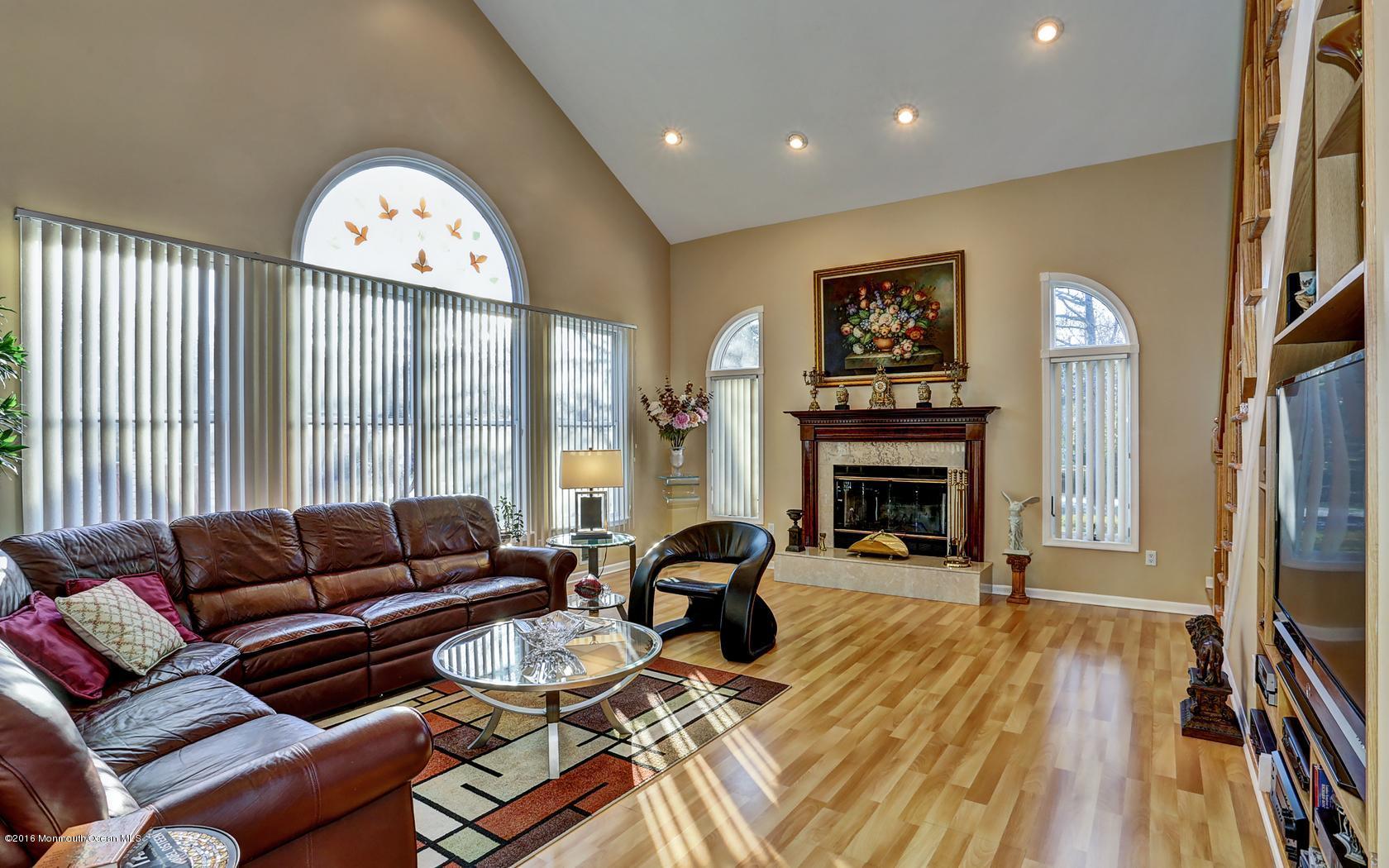 62 Shilling Road Manalapan, NJ 07726 - Photo 9 of 21 Living room 4 - 62 Shilling