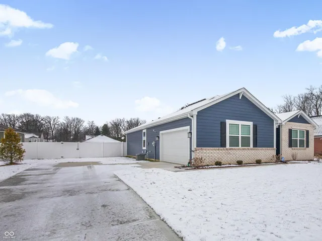 $369,500 | 3809 South Woodfield Drive, New Palestine, IN 46163