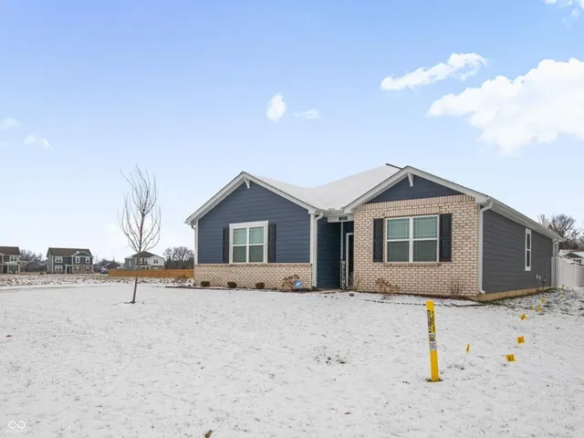 $369,500 | 3809 South Woodfield Drive, New Palestine, IN 46163