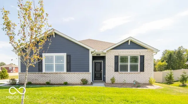 $369,500 | 3809 South Woodfield Drive, New Palestine, IN 46163