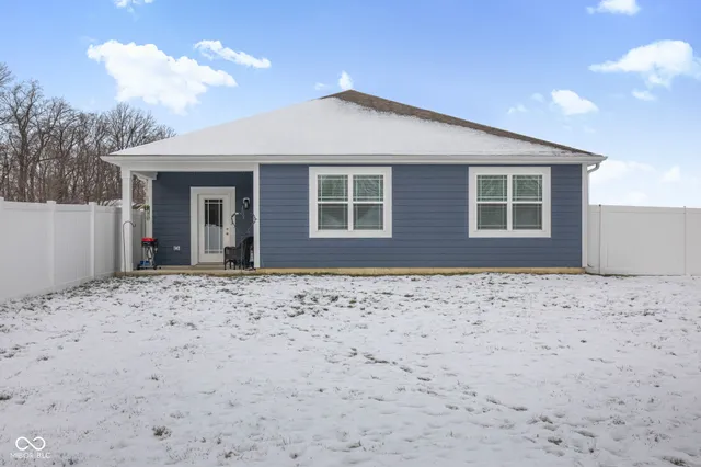 $369,500 | 3809 South Woodfield Drive, New Palestine, IN 46163