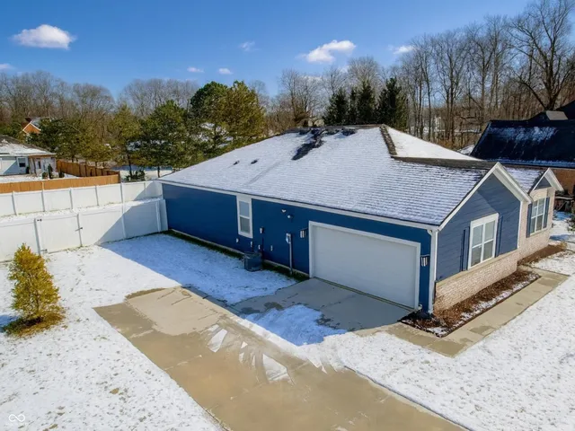 $369,500 | 3809 South Woodfield Drive, New Palestine, IN 46163