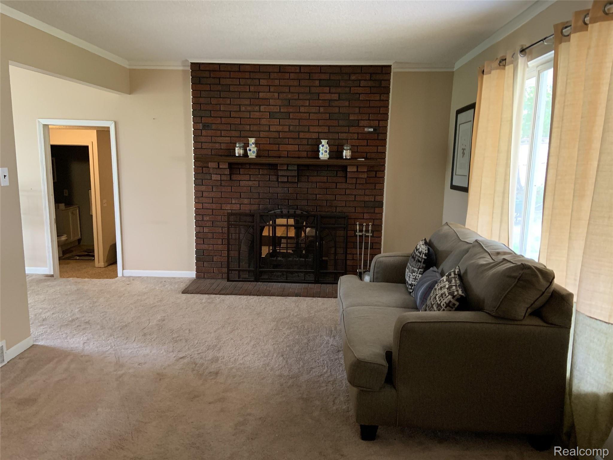 18477 Emit Road Riverview, MI 48193 - Photo 2 of 15 Living room.jpg