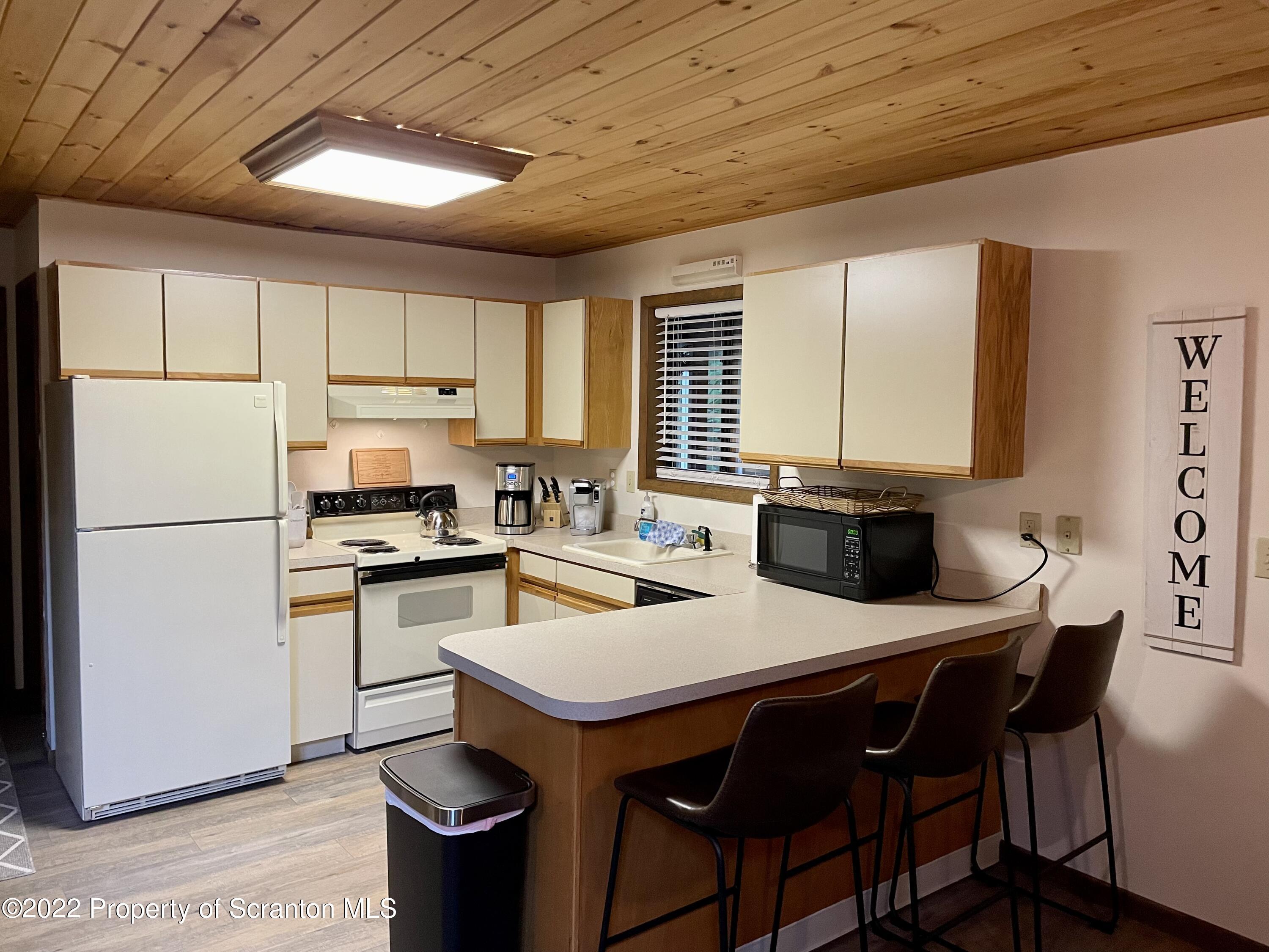 134 Ridgewood Circle, Unit 18436 Lake Ariel, PA 18436 - Photo 7 of 23 Kitchen