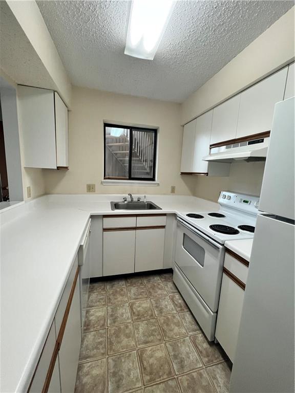 60 Davos Pointe, Unit B8 Woodridge, NY 12789 - Photo 3 of 6 a kitchen with stainless steel appliances granite countertop a stove a sink and a refrigerator