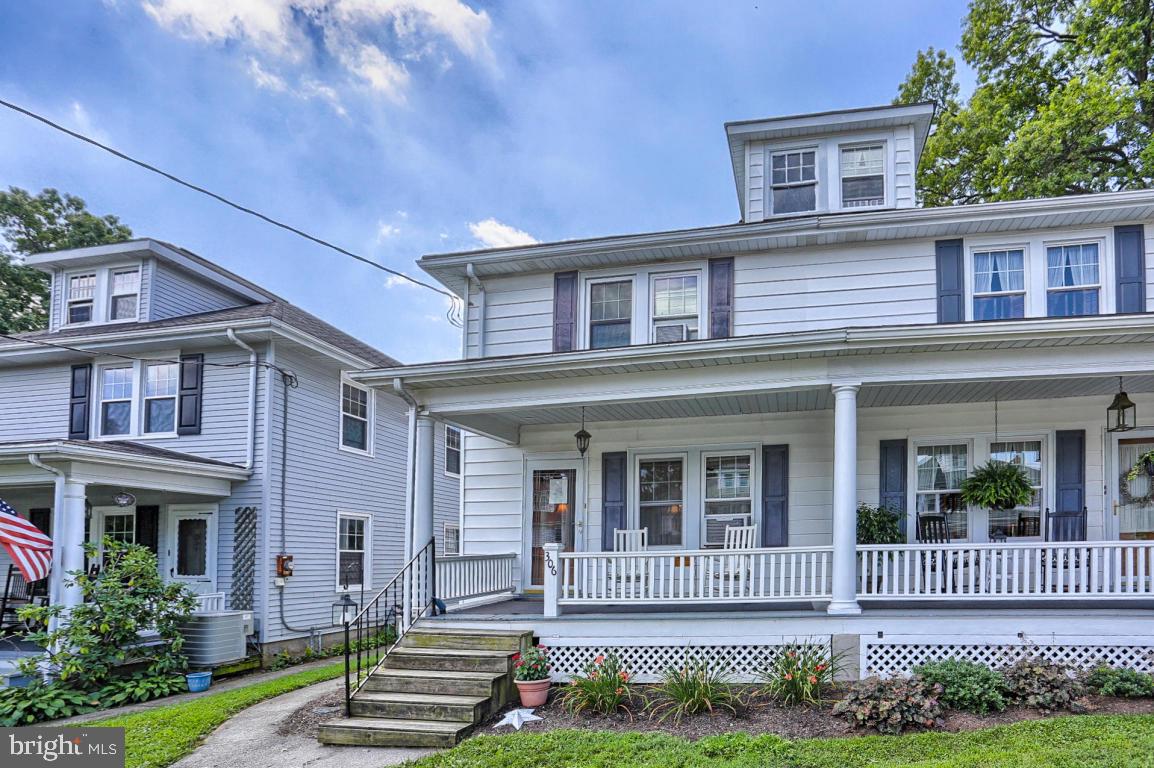 306 East New Street Lititz, PA 17543 - Photo 3 of 31 front view of a house