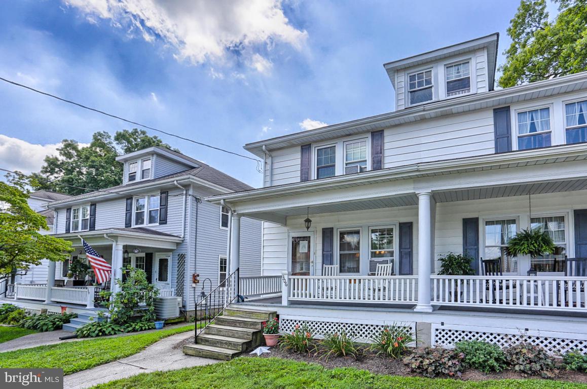 306 East New Street Lititz, PA 17543 - Photo 4 of 31 front view of a house with a yard