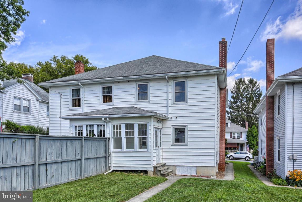 306 East New Street Lititz, PA 17543 - Photo 7 of 31 a front view of a house with a yard