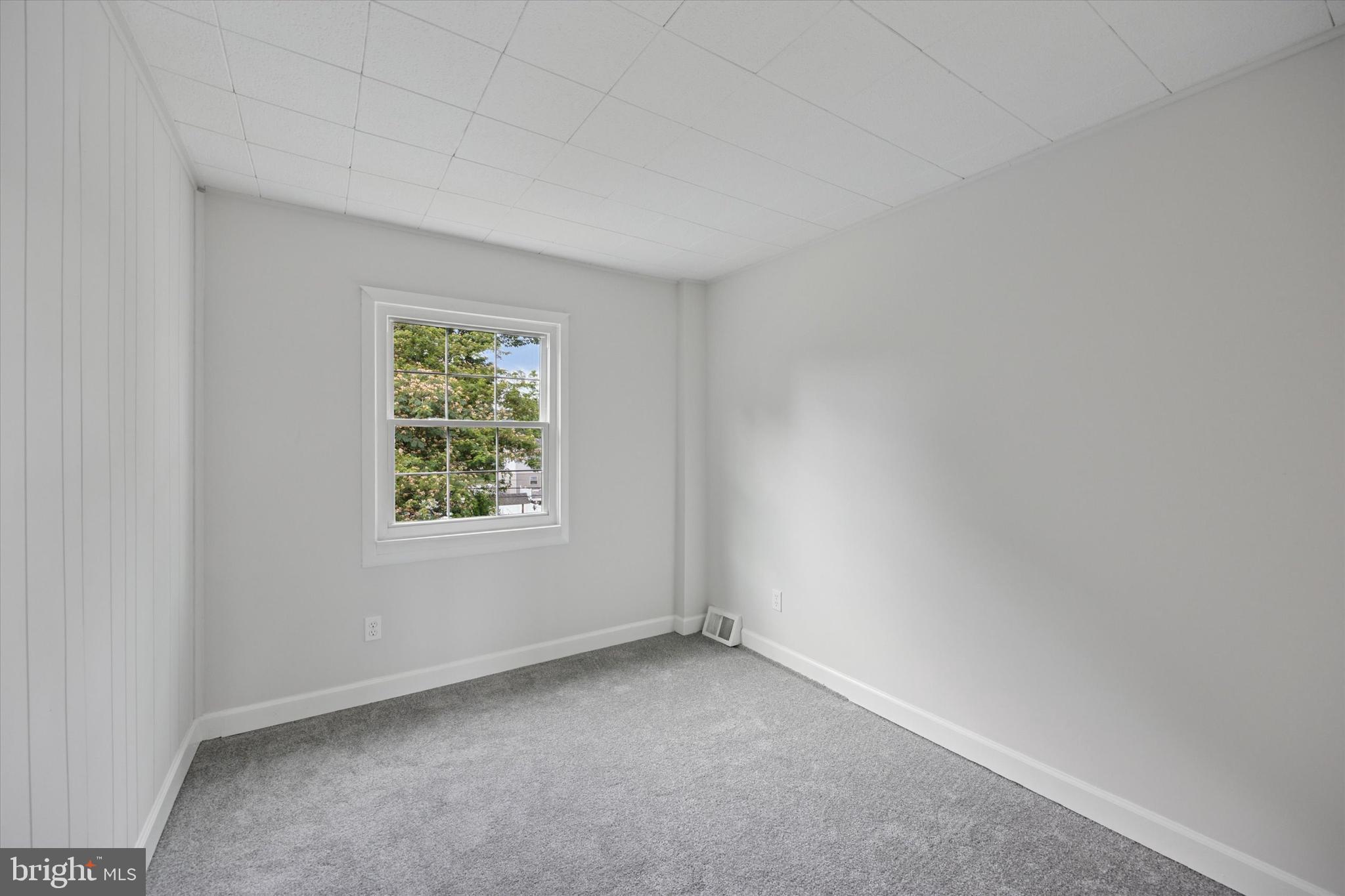 12136 Sweet Briar Road Philadelphia, PA 19154 - Photo 18 of 33 an empty room with a window