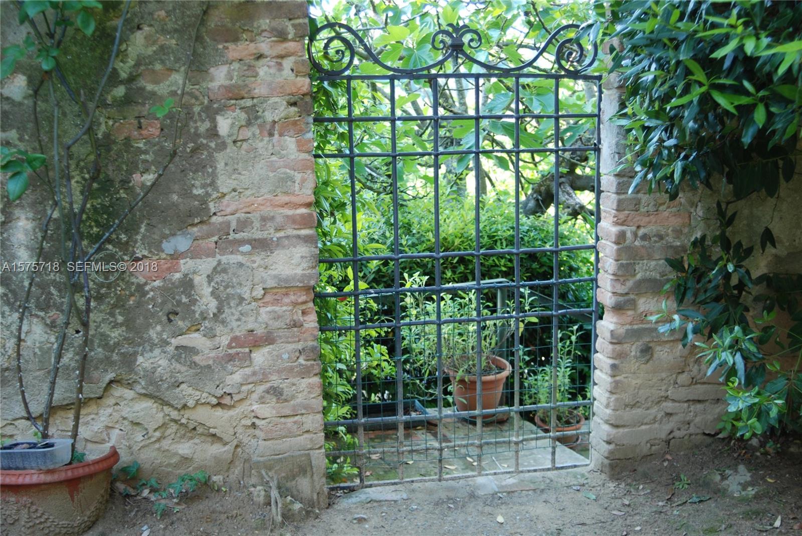 0 Unita Immobiliare In undefined, FL 0 - Photo 7 of 46 a view of a backyard with iron fence