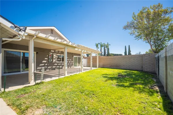 a view of back yard of the house