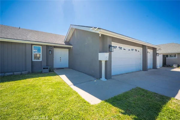 a view of an house with backyard