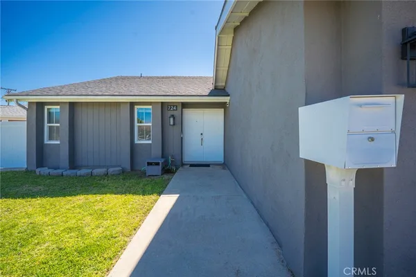 a view of a house with backyard