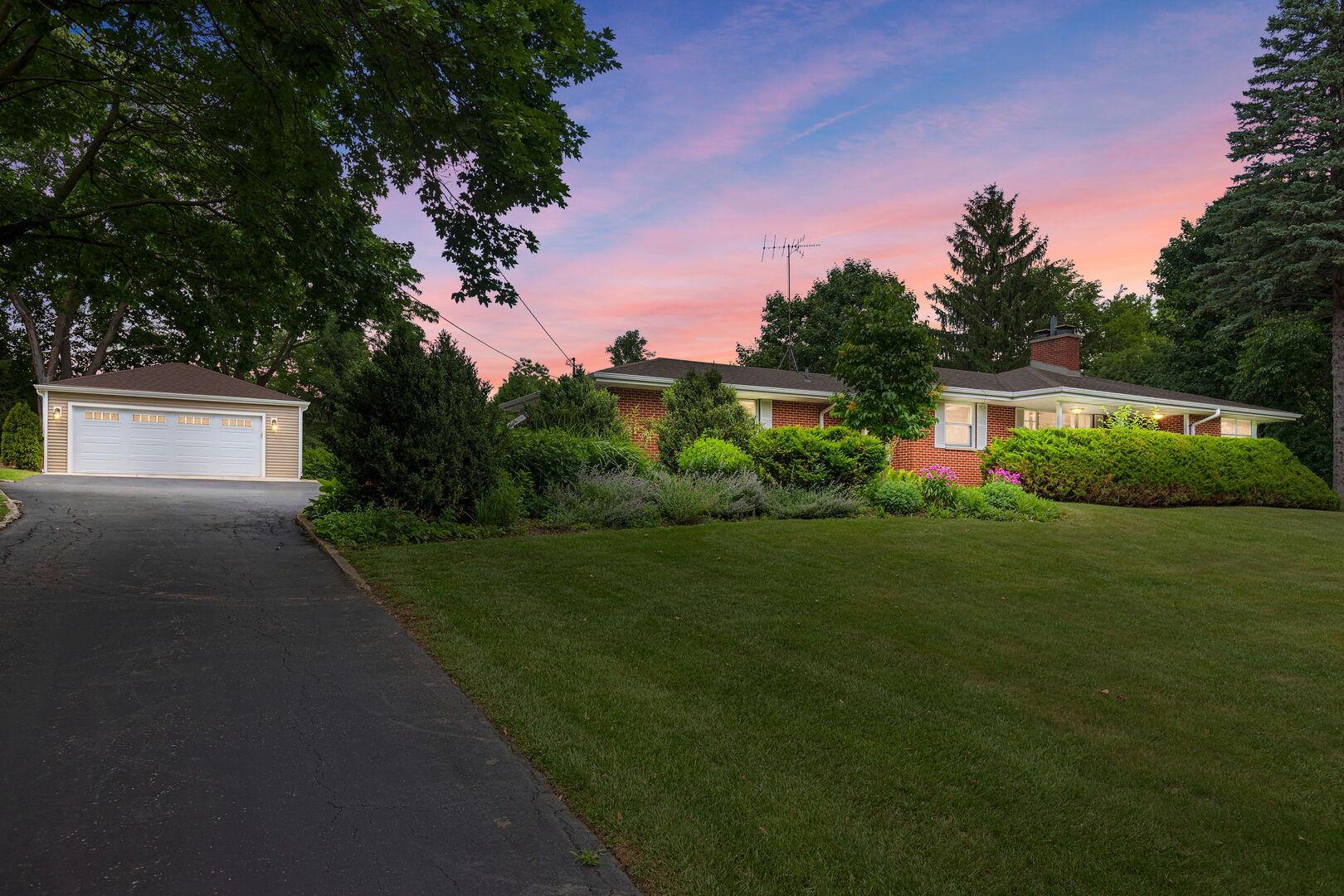 240 West Roslyn Road Barrington, IL 60010 - Photo 2 of 32 Gallery Image 2
