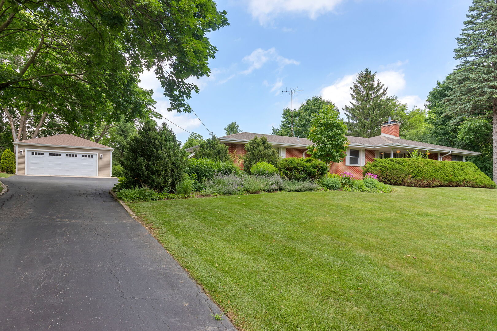 240 West Roslyn Road Barrington, IL 60010 - Photo 3 of 32 Gallery Image 3