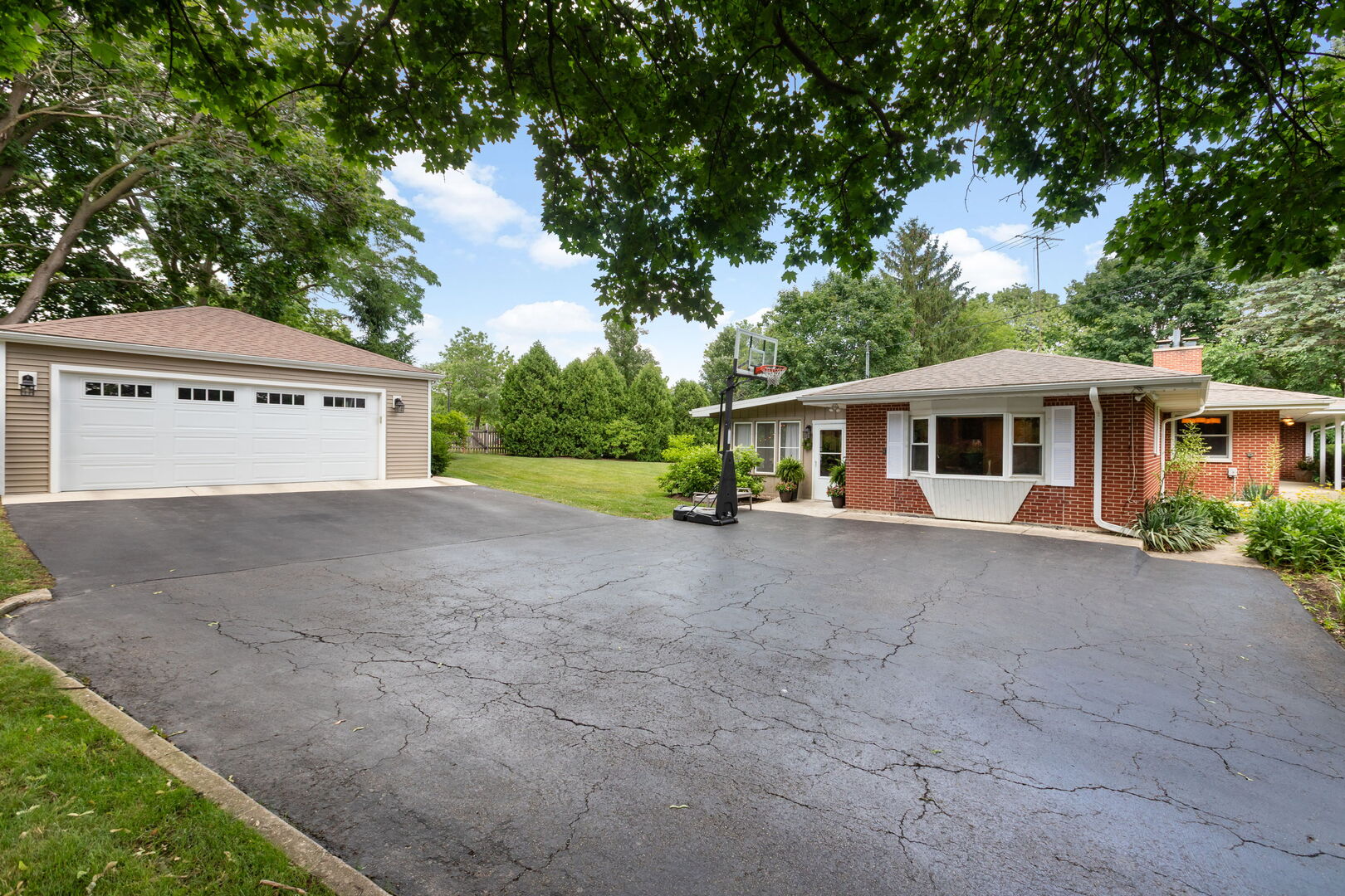 240 West Roslyn Road Barrington, IL 60010 - Photo 4 of 32 Gallery Image 4